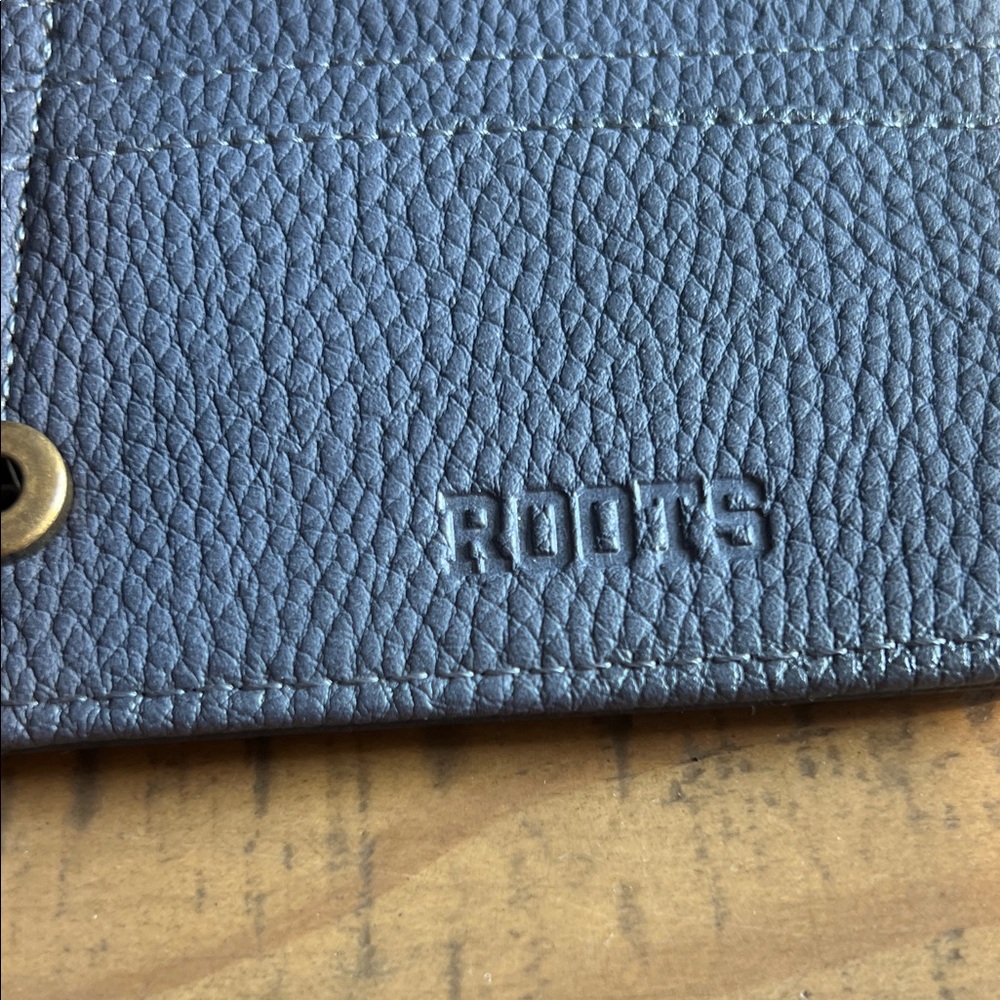 ROOTS Black Leather Zip Wallet - Picture 8 of 9